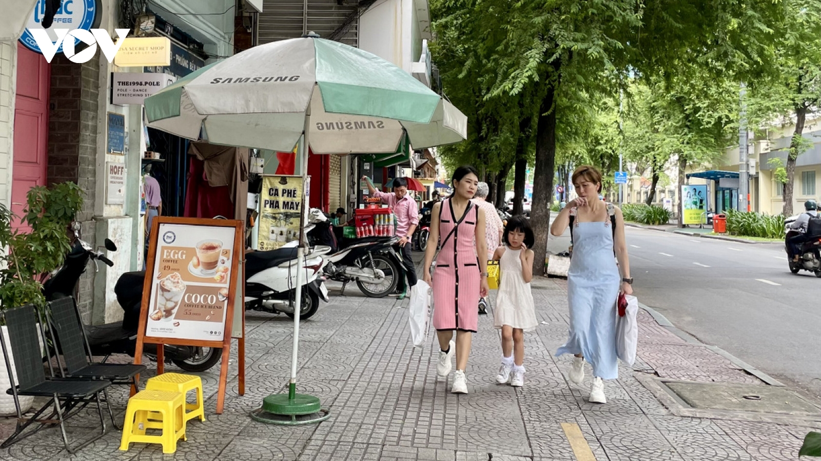 TP.HCM tiếp tục thu phí vỉa hè, lòng đường